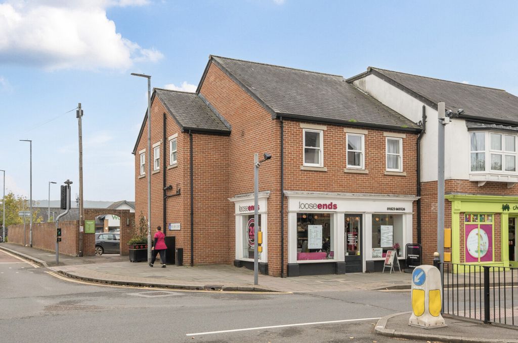 Property photo 1 of 21 1 - 1365543-21-68ee2c...