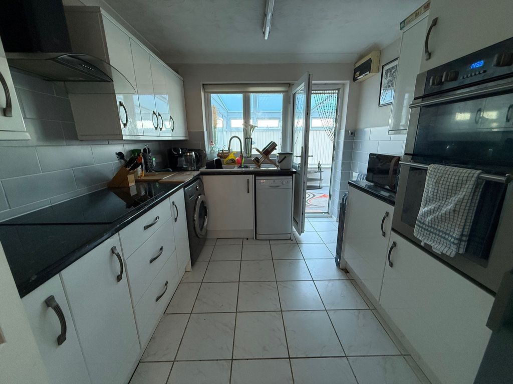 Property photo 2 of 12 Kitchen