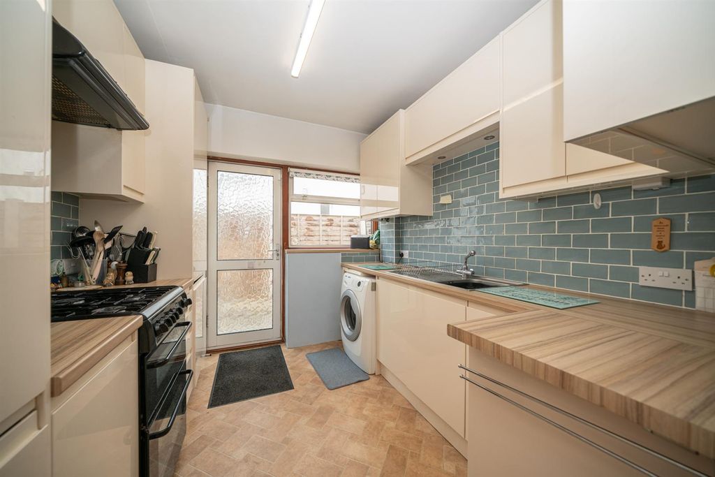 Property photo 3 of 17 Kitchen