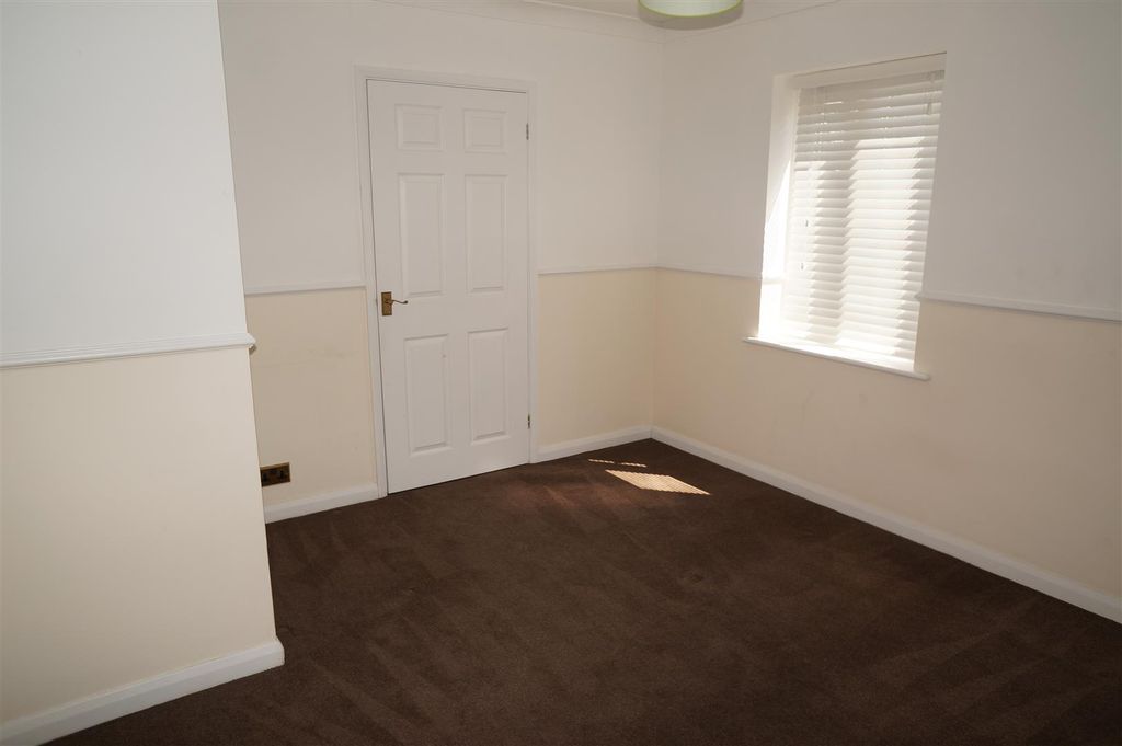 Property photo 3 of 6 Lounge: