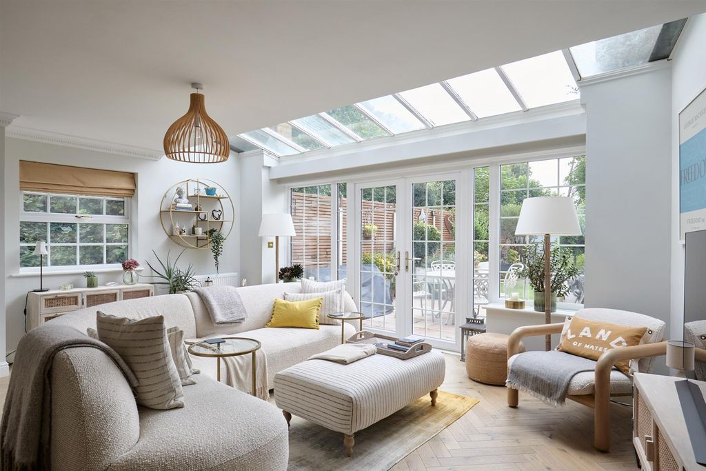 Property photo 2 of 31