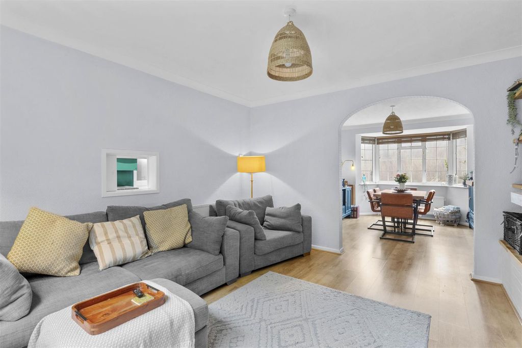 Property photo 3 of 14 11 New Rd Close, Hp12 4Le (Low Res)-8.Jpg