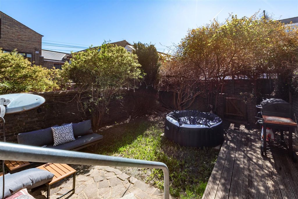 Property photo 2 of 9 Garden