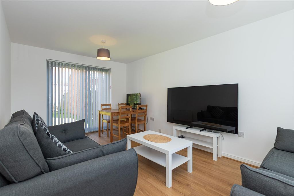 Property photo 2 of 14 14 Waterlily Close.Jpg