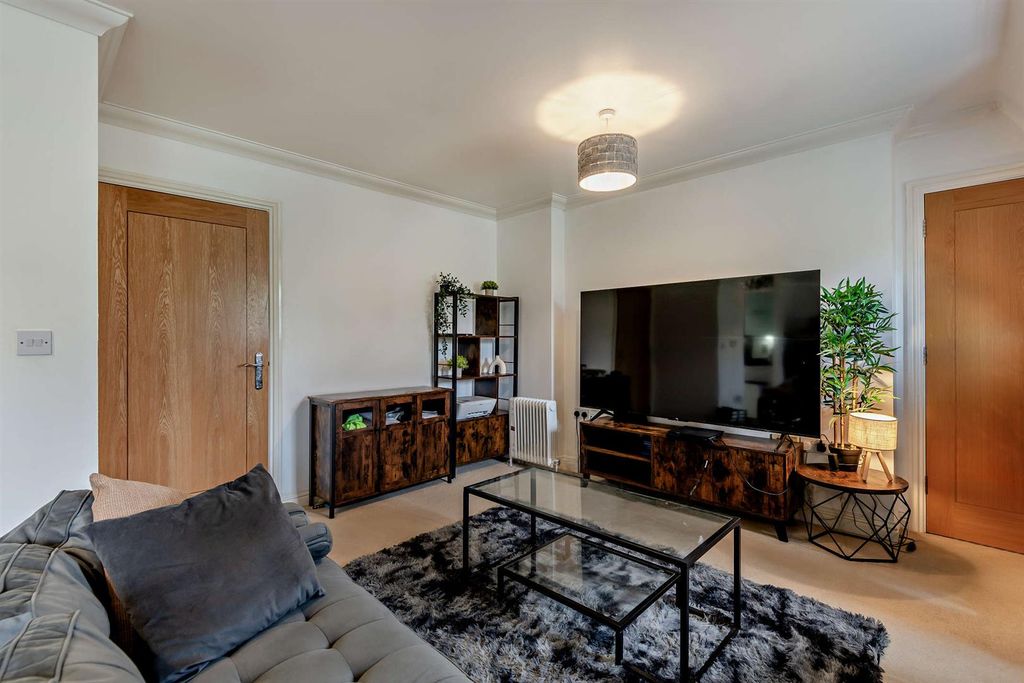 Property photo 2 of 13 8660508-Interior09-800.Jpg