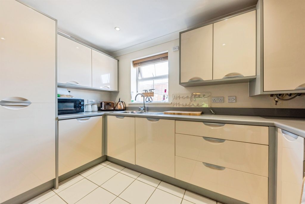 2 bed flat for salePorter Square, Grantham NG31 photo 5