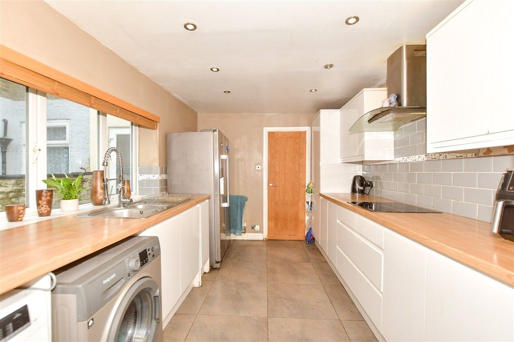 Property photo 3 of 11 Kitchen