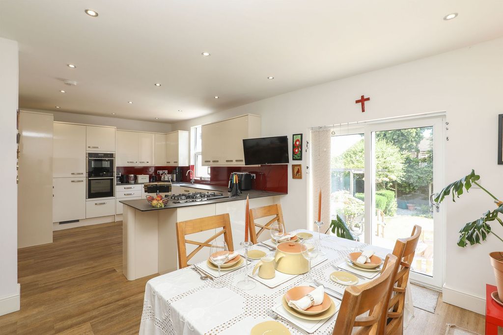Property photo 2 of 32