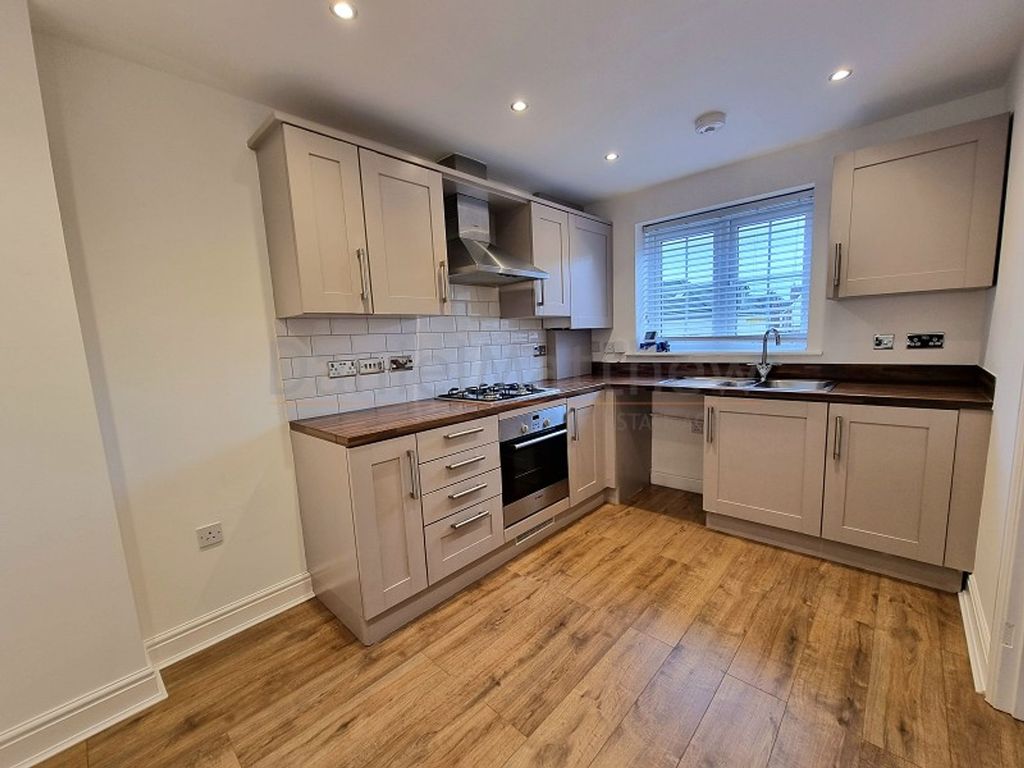 Property photo 3 of 12 Kitchen