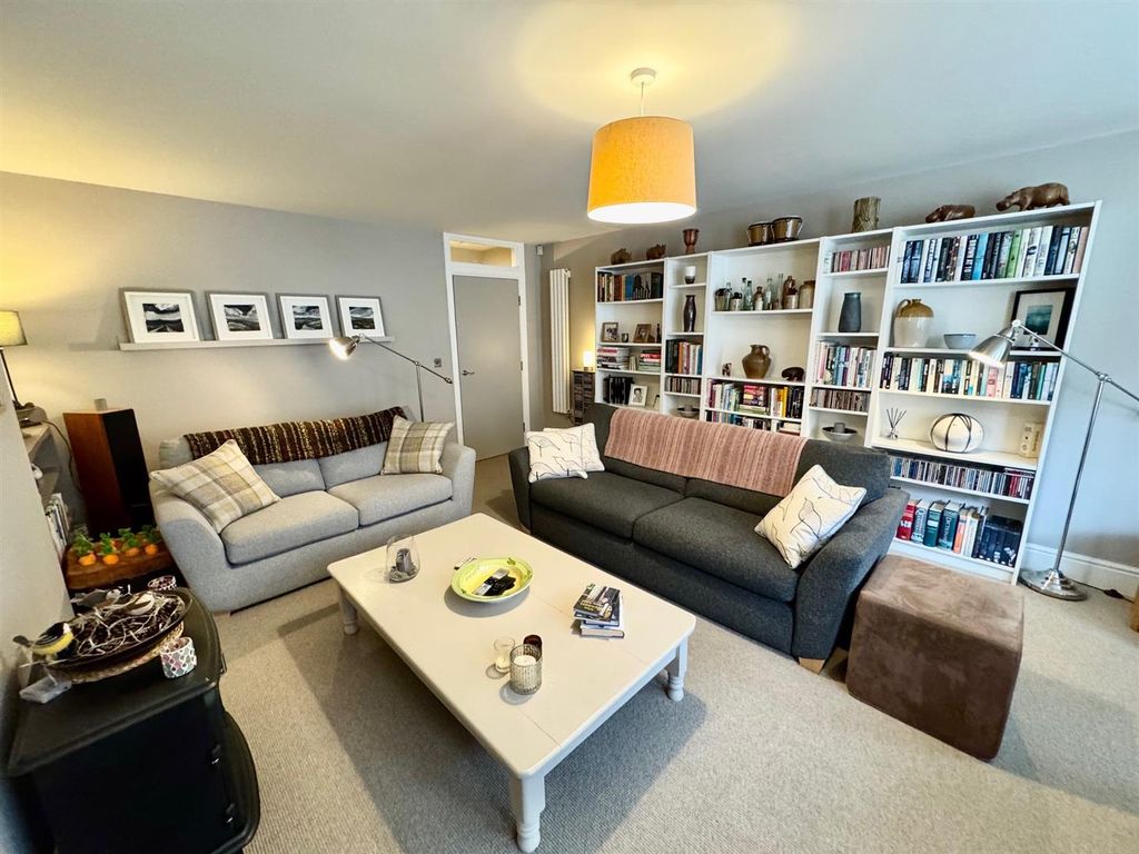 Property photo 2 of 21 Lounge 5.Jpg