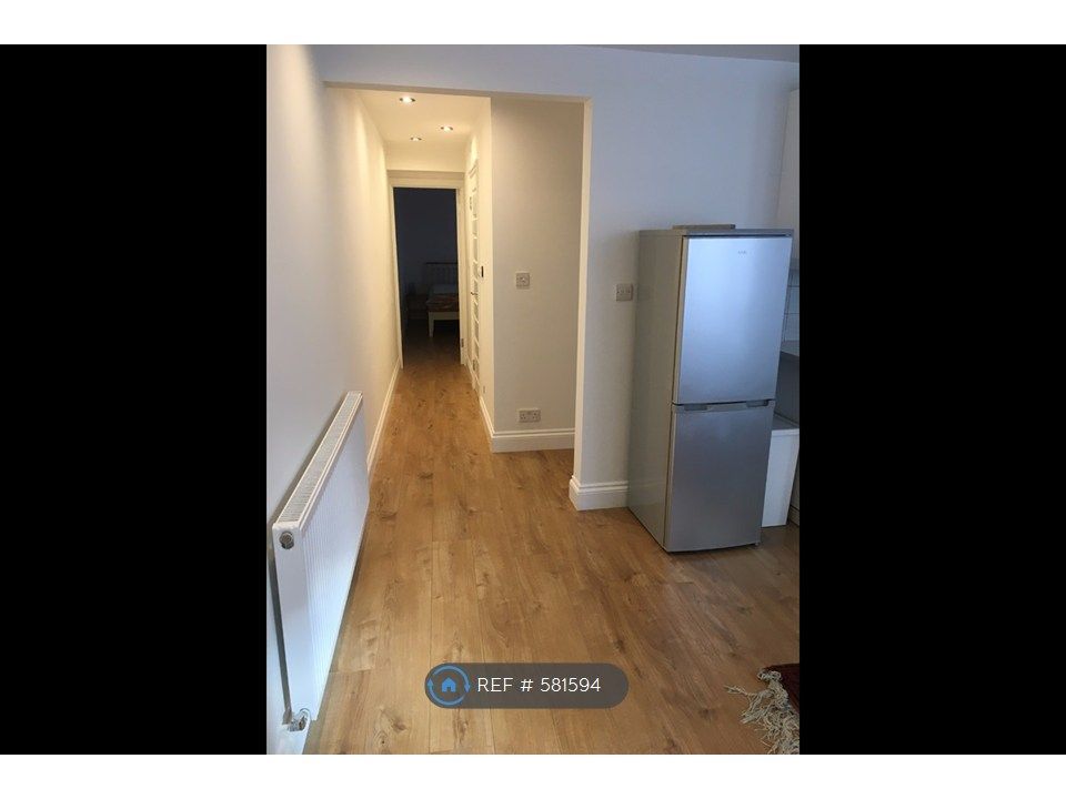 Property photo 3 of 8 Hallway