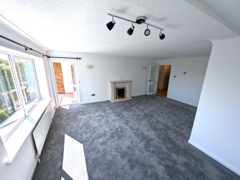 Property photo 3 of 14 Lounge