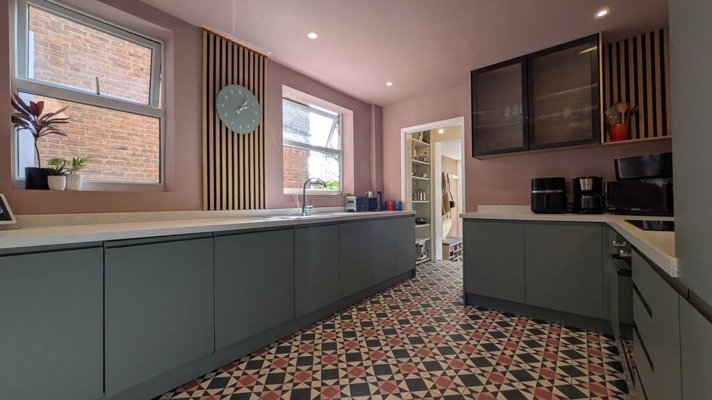 Property photo 2 of 19 5567902
