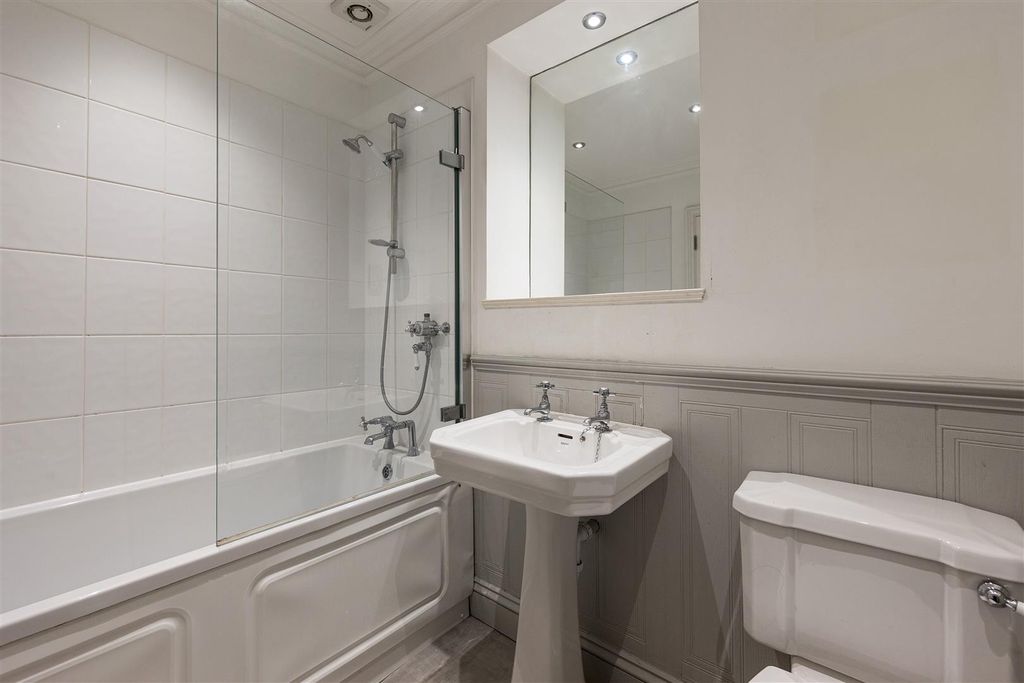 Property photo 3 of 21 Adelaide Road, E10