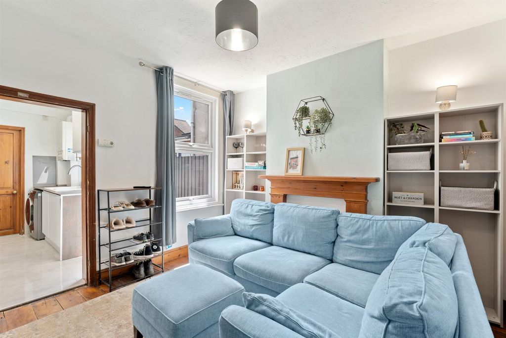 Property photo 2 of 20 Henleyrd-010.Jpg