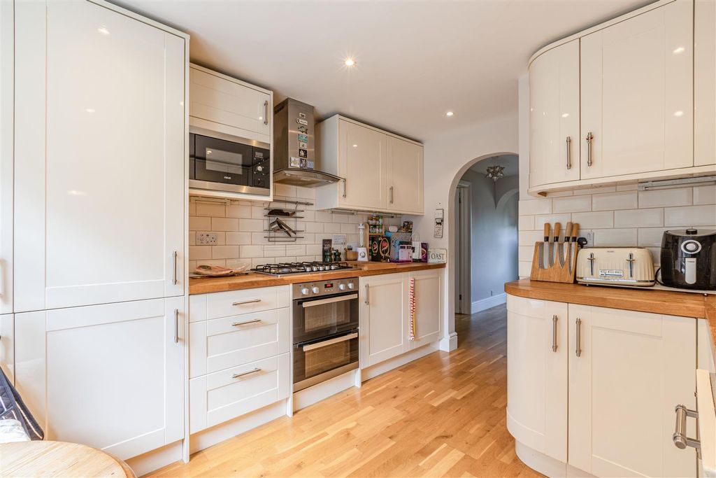 Property photo 2 of 21 6 Weyside Close, Kt14 7Df - 11.Jpg