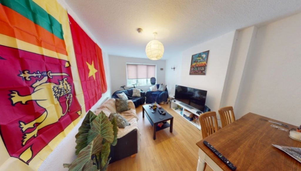 Property photo 2 of 7 A Spacious And Bright Living Room Perfect For Soci...