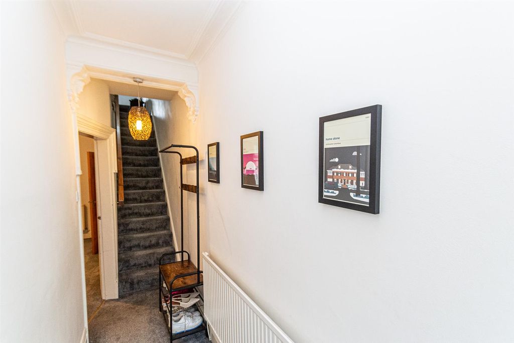 Property photo 2 of 18 Entrance Hallway