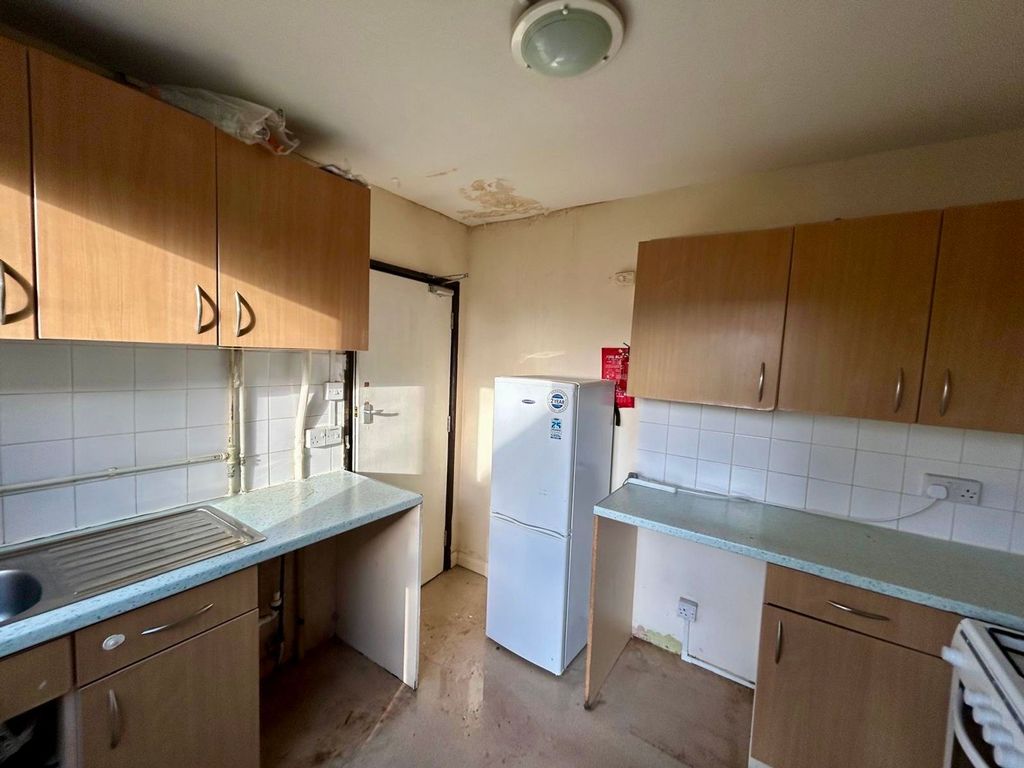 Property photo 3 of 10 Kitchen