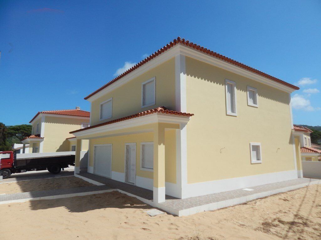 Property photo 1 of 13 4-Bedroom House In Colares