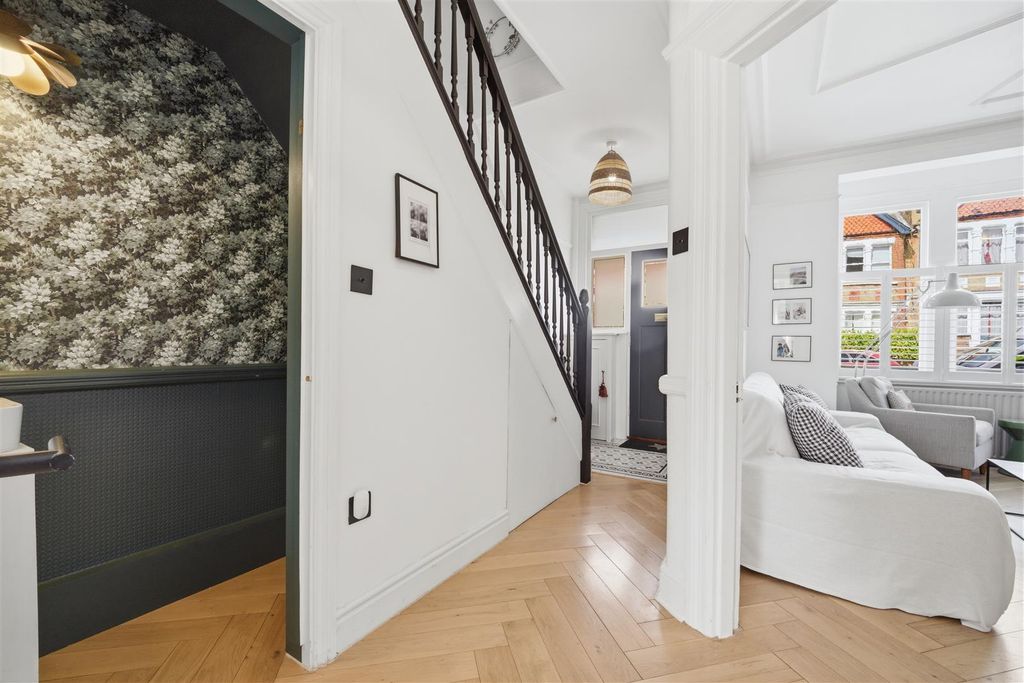 Property photo 3 of 26 77 Cowper Entrance.Jpg