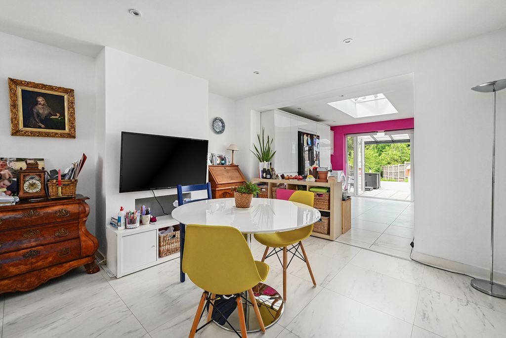 Property photo 3 of 13 4 The Crescent (7)