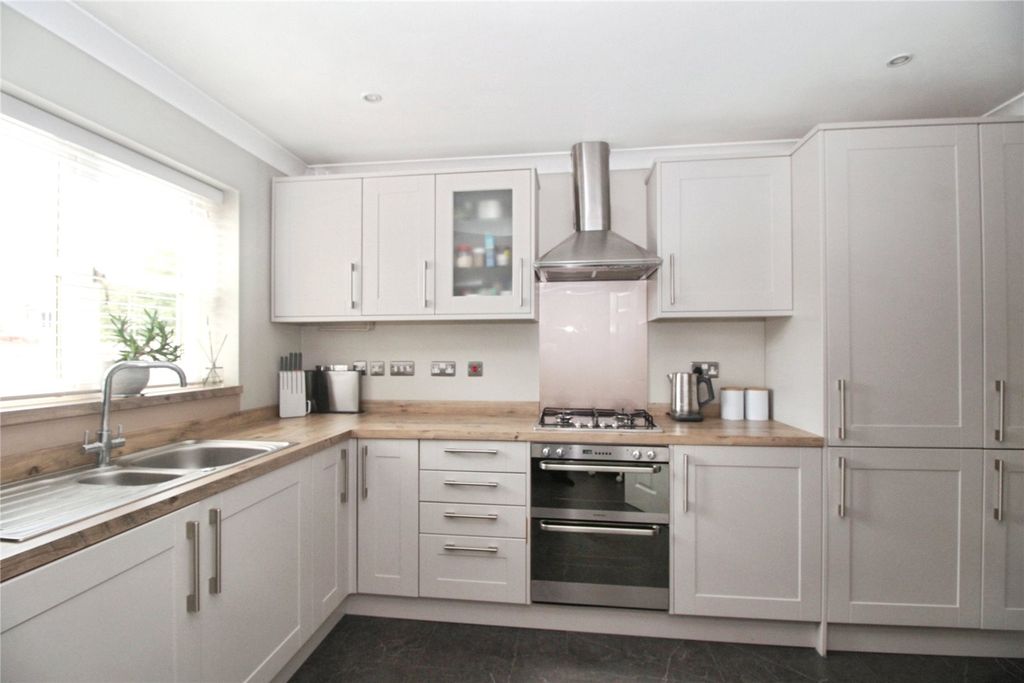 Property photo 2 of 14 Fitted Kitchen