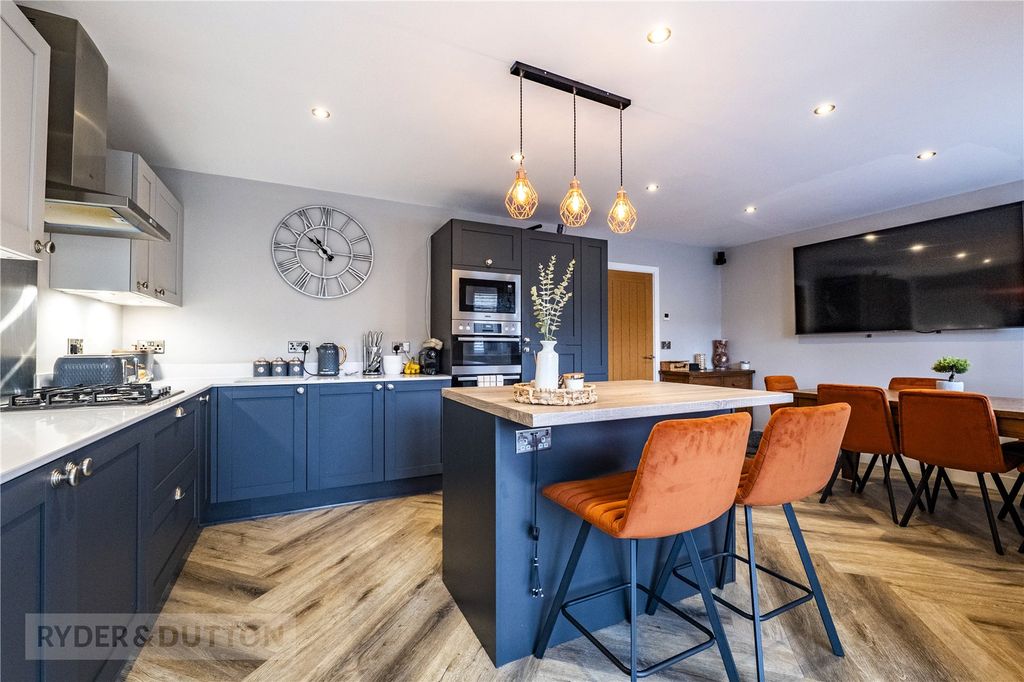 Property photo 3 of 22 Dining Kitchen