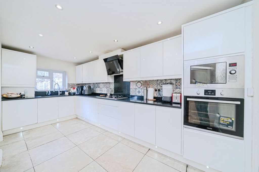 Property photo 2 of 11 9