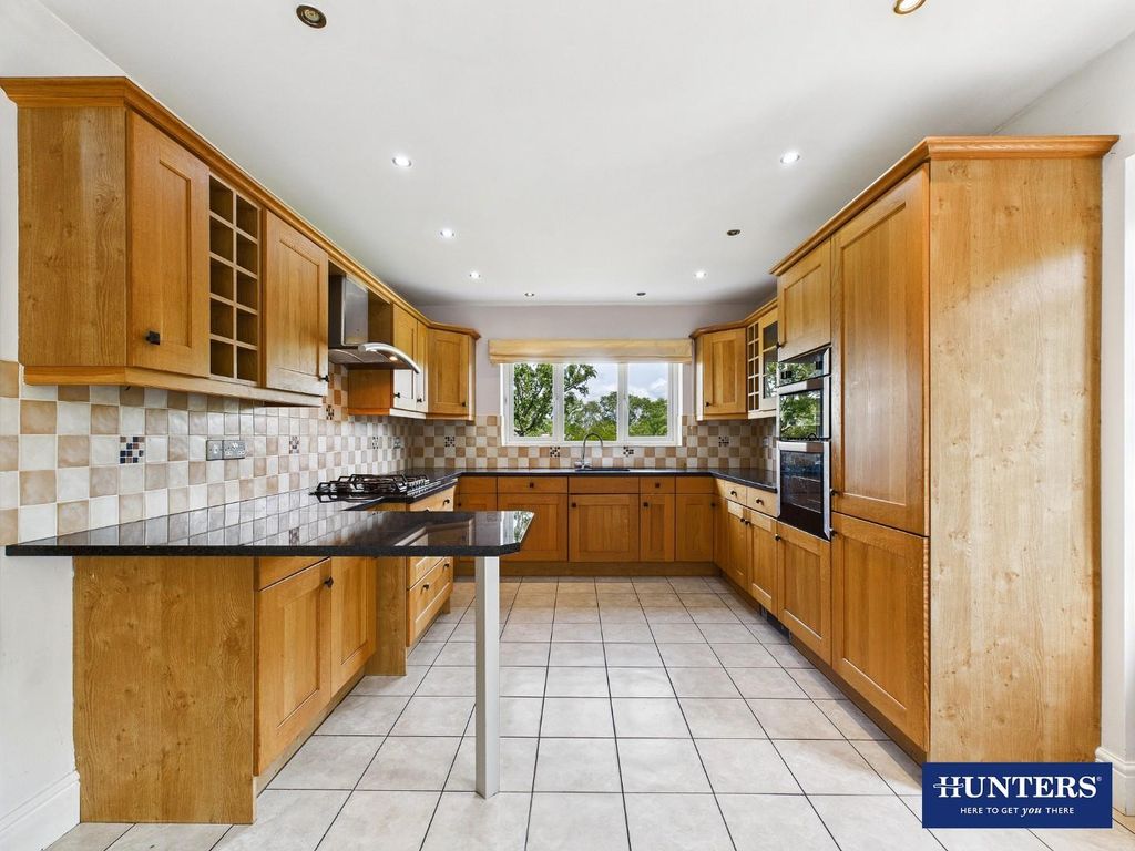 Property photo 3 of 35 Dining Kitchen