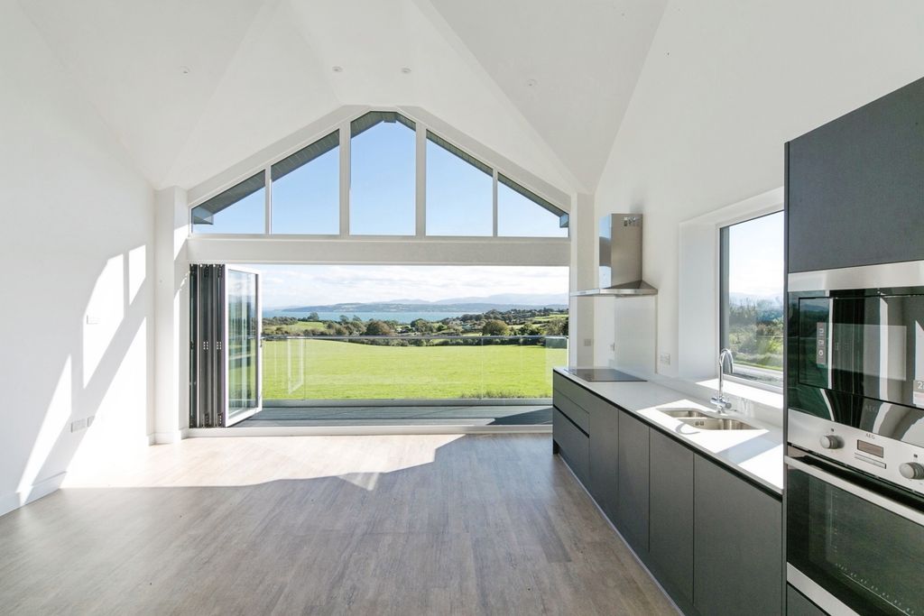 Property photo 3 of 19 Kitchen/Living