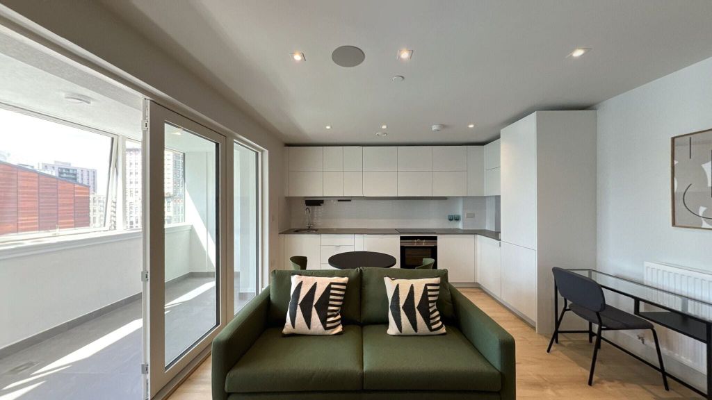 Property photo 1 of 16 Living Room