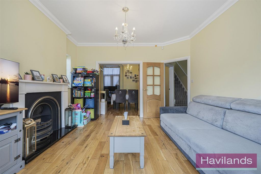 Property photo 3 of 12 Queens Avenue N21 3Jh-9.Jpg