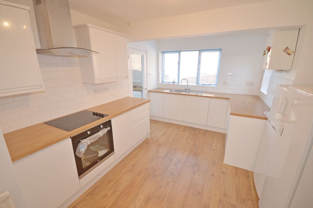 Property photo 2 of 8 Kitchen Bungalow To Rent In Selsey