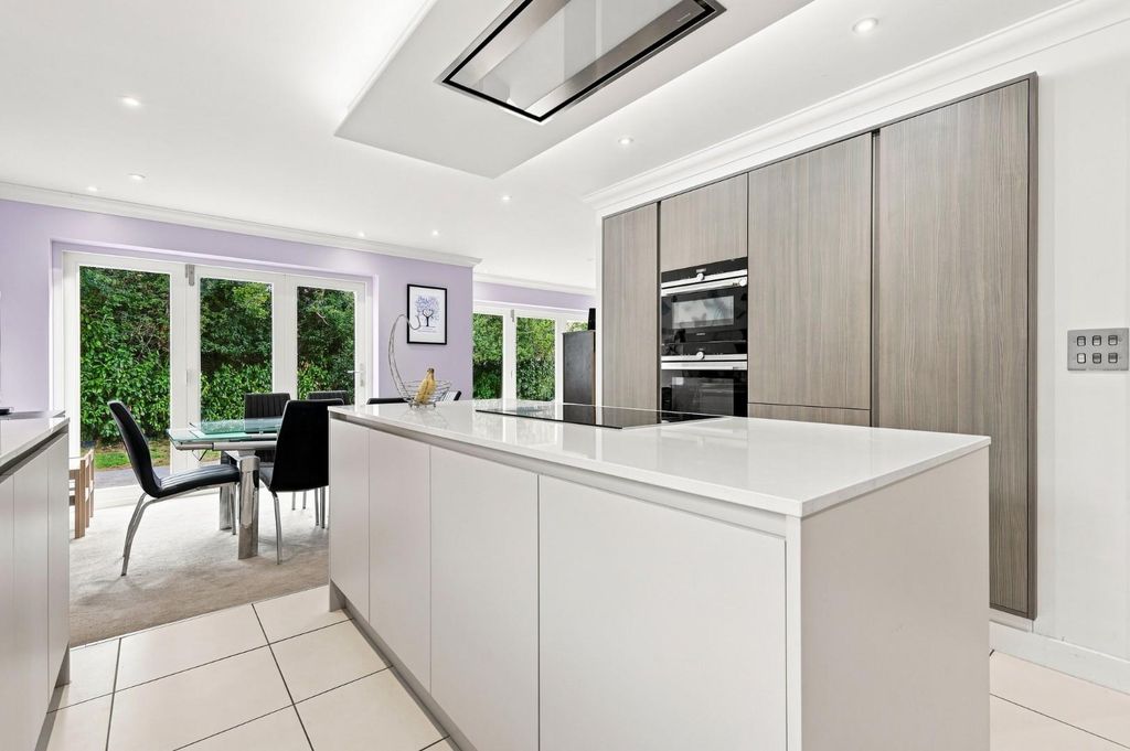 Property photo 2 of 29 Kitchen