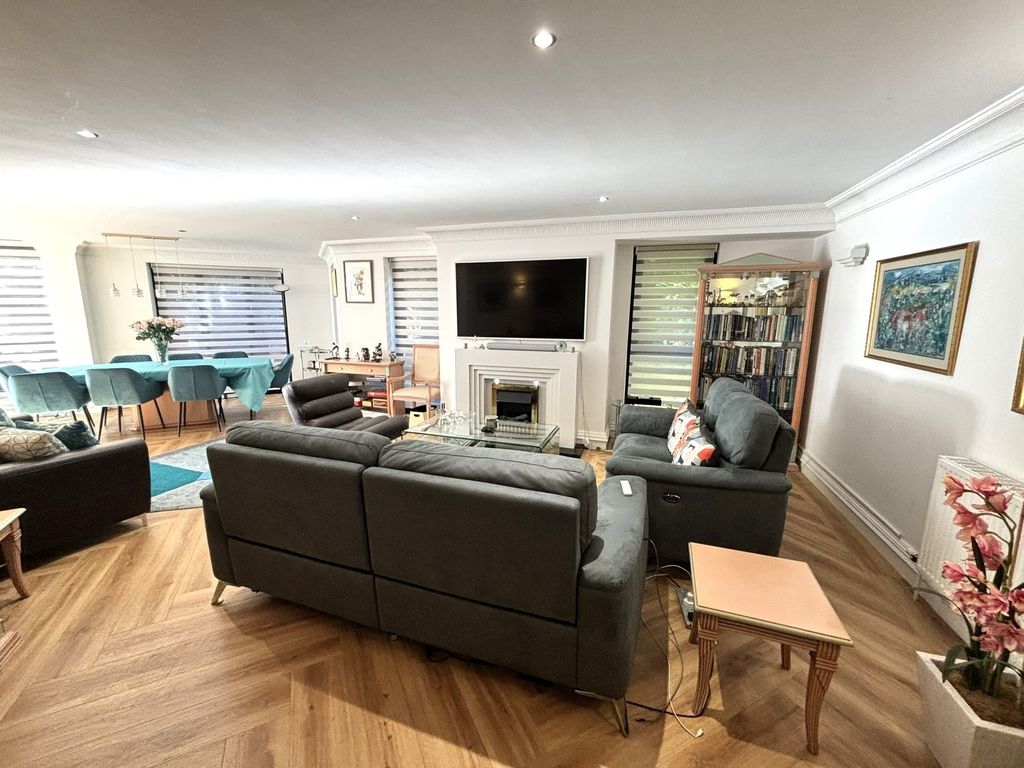 Property photo 2 of 27 Lounge