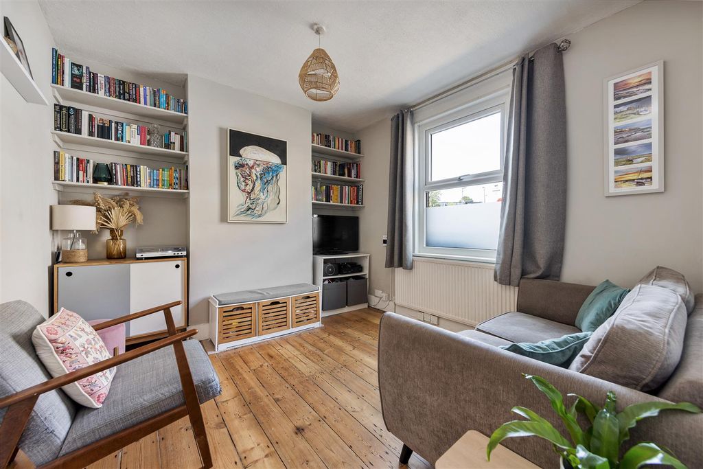 Property photo 2 of 28 Harrow Road E11