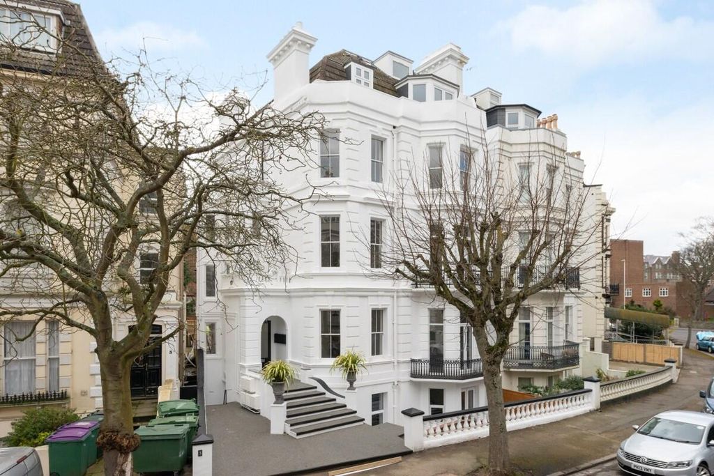 Property photo 1 of 7 Front (Exterior)