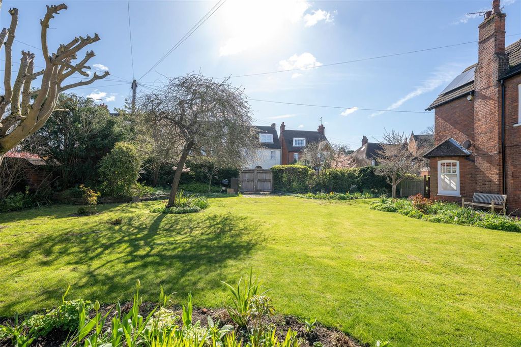 Property photo 2 of 42 260326 - 11 Pemberley Avenue, Bedford - 13.Jpg