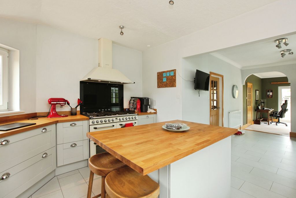 Property photo 3 of 20 Kitchen