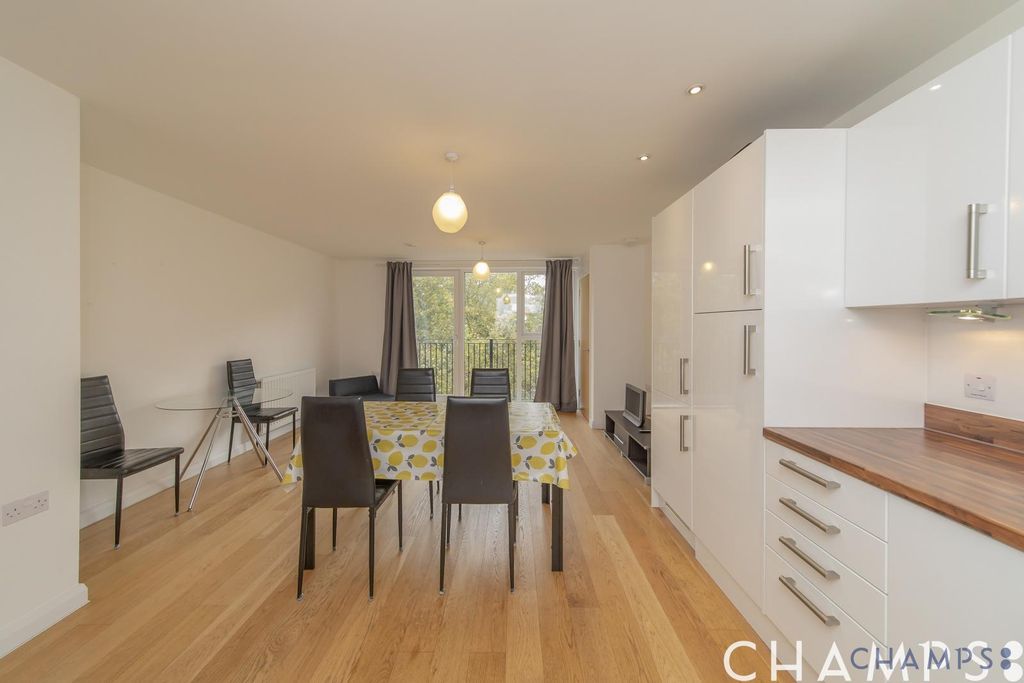 Property photo 1 of 13 2 Bedroom Apartment For Rent
