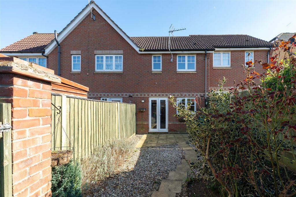 Property photo 3 of 16 12 Heasman Cl, Newmarket-02636.Jpg