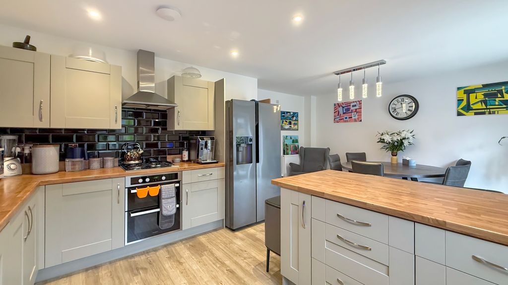 Property photo 3 of 14 Kitchen/Dining Room