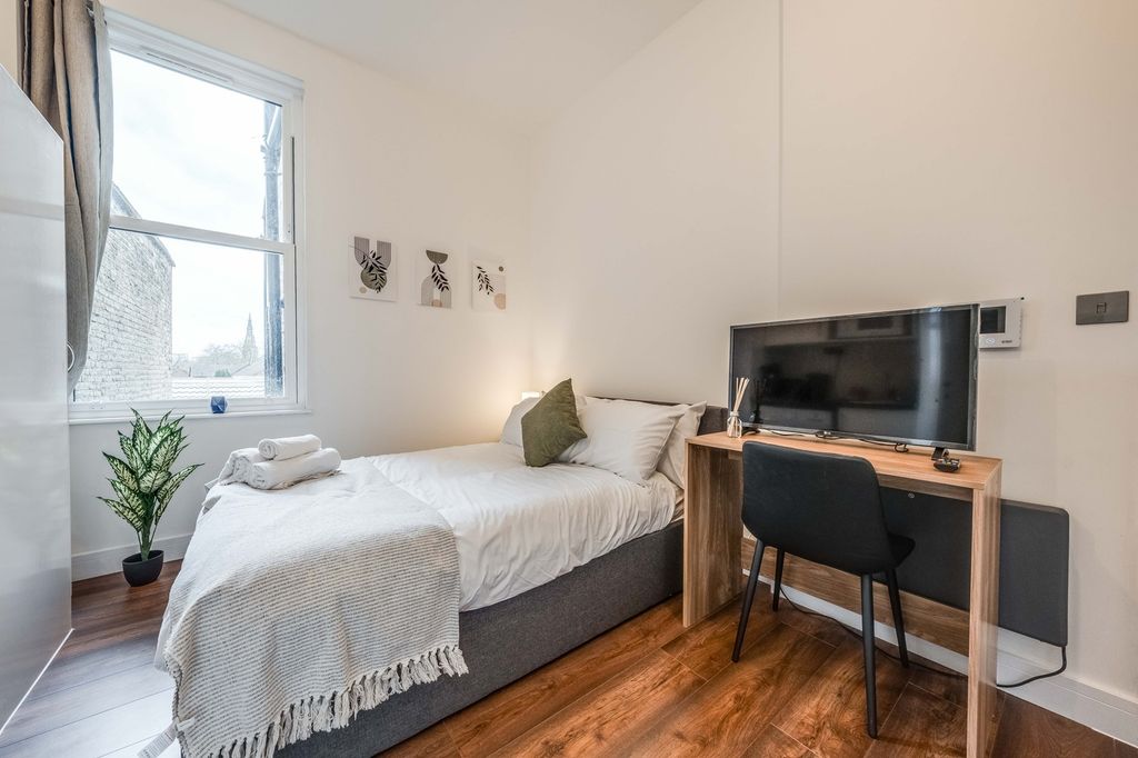 Property photo 2 of 16 This Stylish Double Bedroom Features A Cozy Layout...