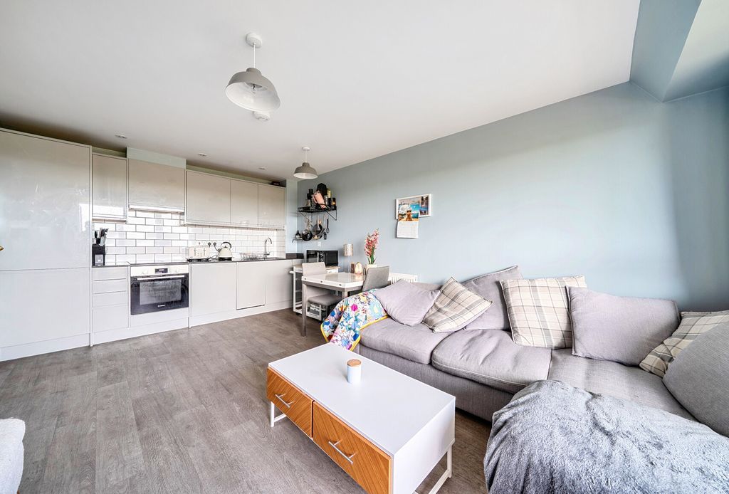 Property photo 2 of 20 1484562-11-6A4Bce...
