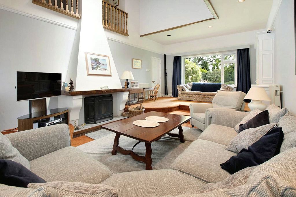 Property photo 3 of 15 Sitting Room