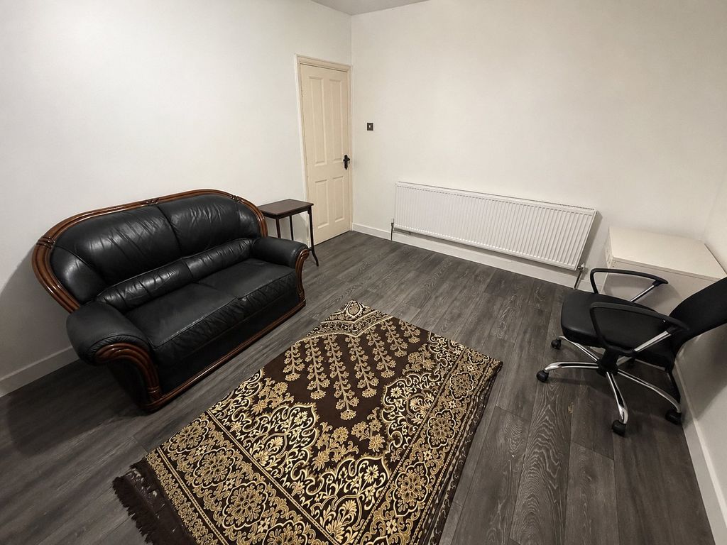 Property photo 3 of 11 Lounge