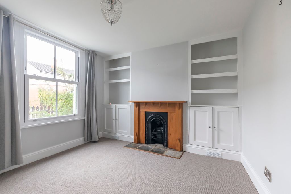 Property photo 2 of 11 18 Croft Avenue-05