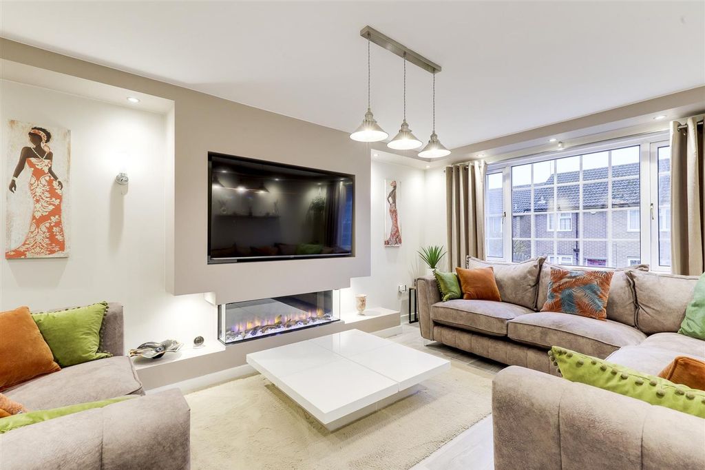 Property photo 2 of 25