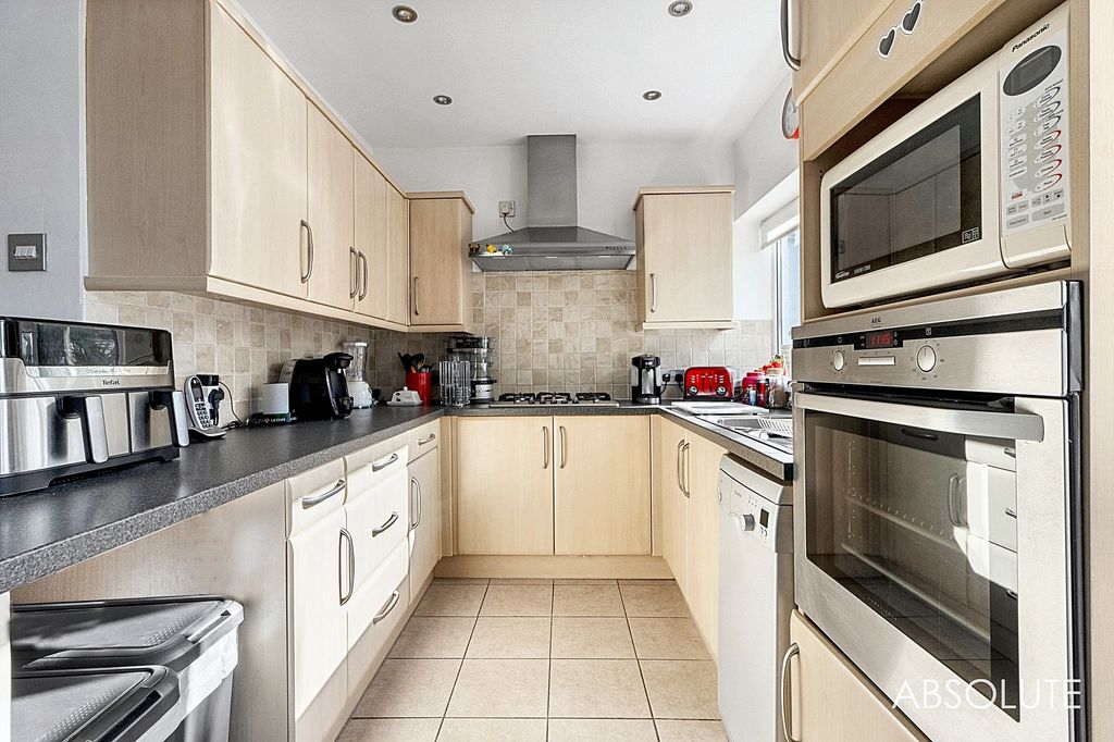 Property photo 3 of 18 Kitchen